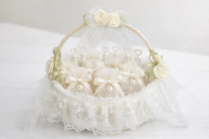 kurv med bryllupsris i klassisk organza med sløjfe og perle og sæbebobler